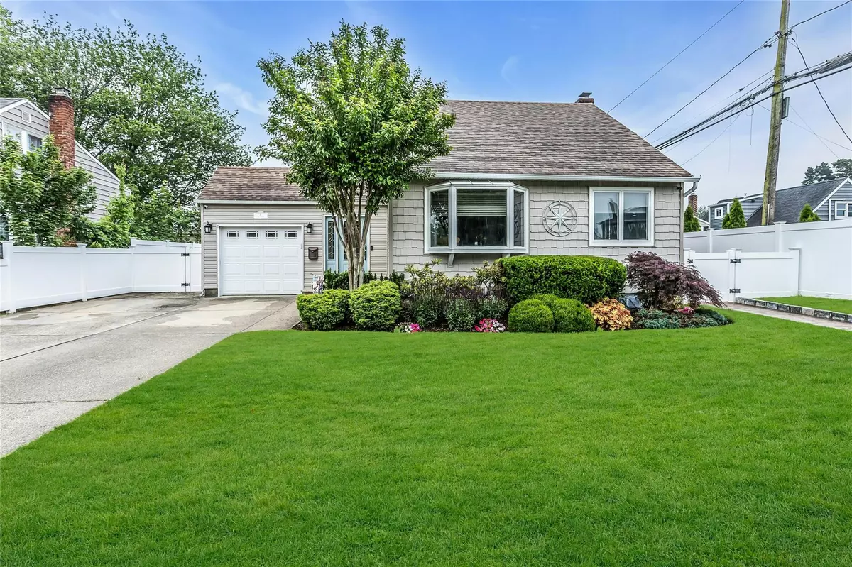 Bethpage, NY 11714,6 Ceil PL