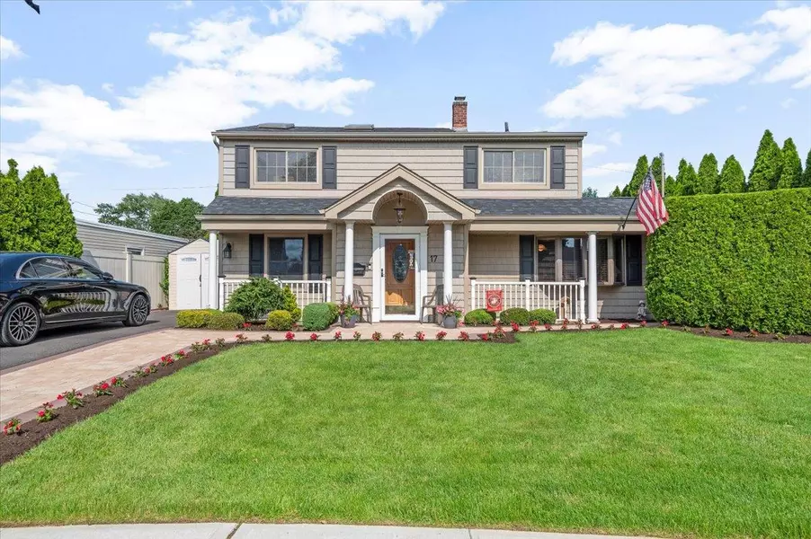 17 Acorn LN, Levittown, NY 11756