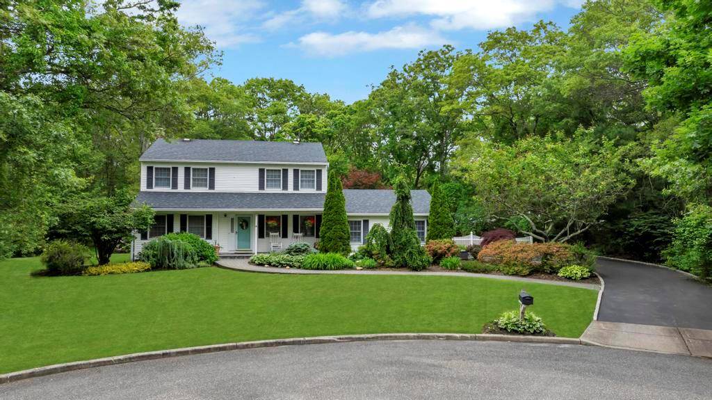 5 Angela CT, Medford, NY 11763