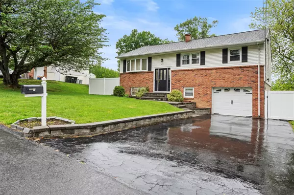 Stony Point, NY 10980,45 Maple DR