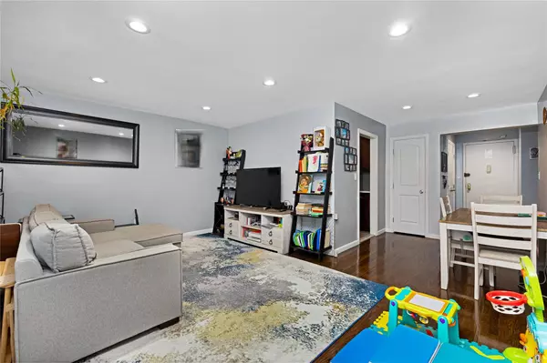 Howard Beach, NY 11414,88-25 155th #2M