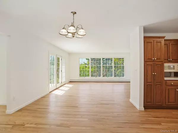 Hampton Bays, NY 11946,6 Huckleberry LN