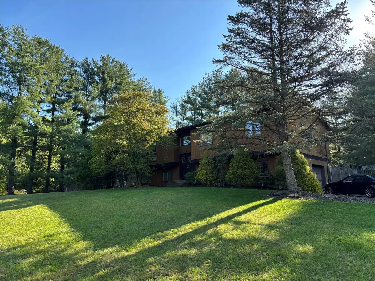 West Nyack, NY 10994,110 Robin Hood LN