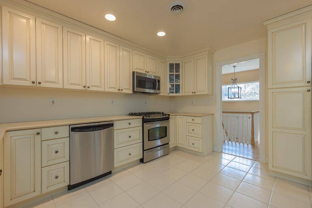 West Nyack, NY 10994,110 Robin Hood LN