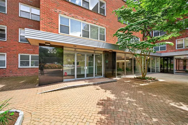 Scarsdale, NY 10583,260 Garth RD #7G4