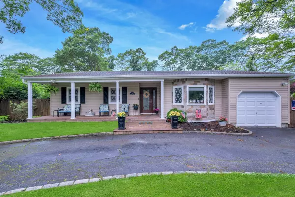 8 Franklin AVE, Medford, NY 11763