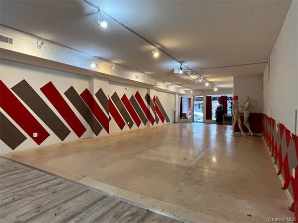 Great Neck, NY 11021,5 Bond ST #1