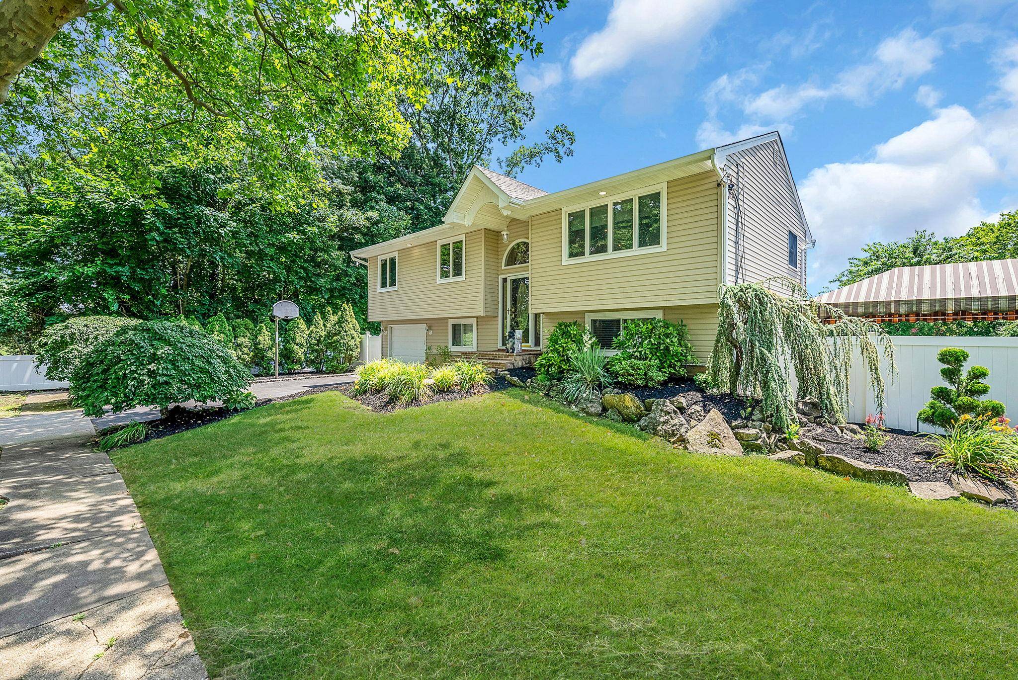 Commack, NY 11725,12 Alice LN