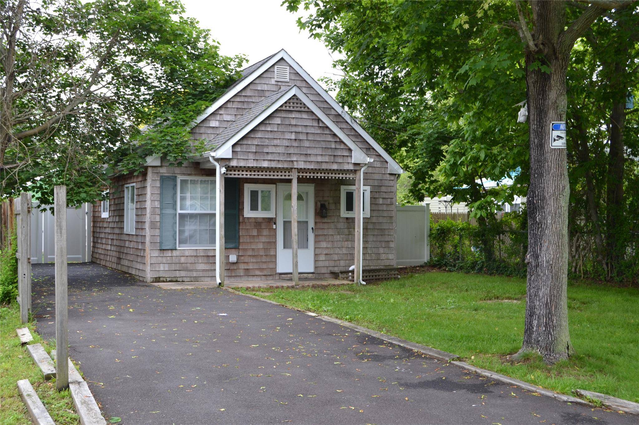 60 Huguenot DR, Mastic Beach, NY 11951