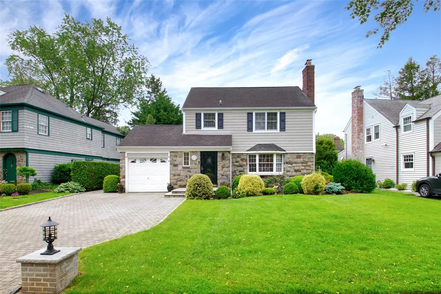 66 Huntington RD, Garden City, NY 11530