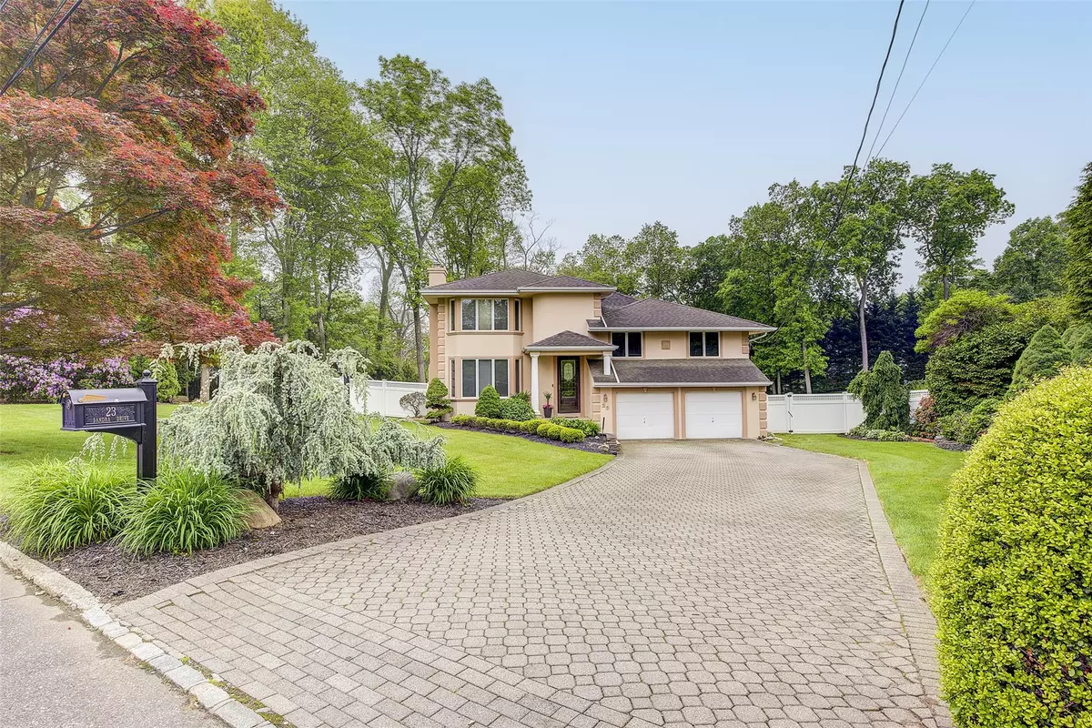 Dix Hills, NY 11746,23 Sandra DR