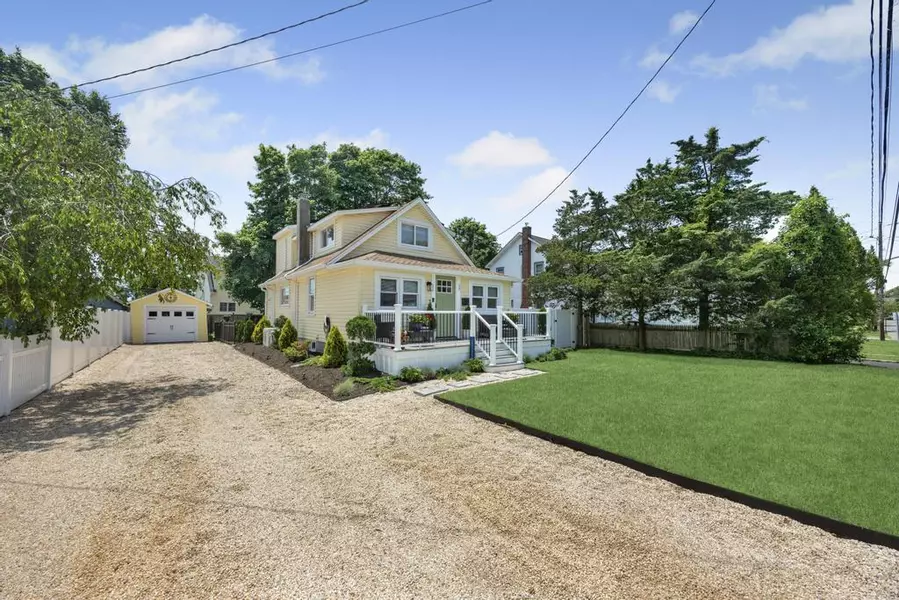 54 Willow ST, Sayville, NY 11782
