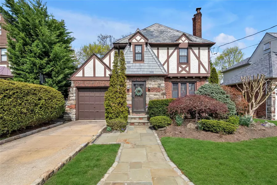 45 Henry ST, Merrick, NY 11566