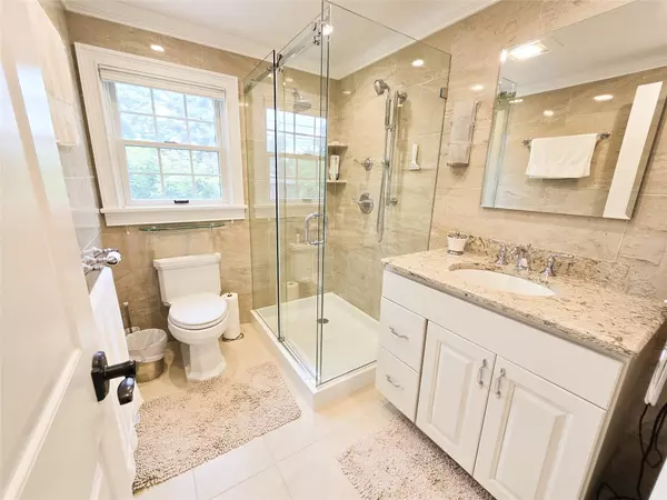 Manhasset, NY 11030,352 Mill Spring RD