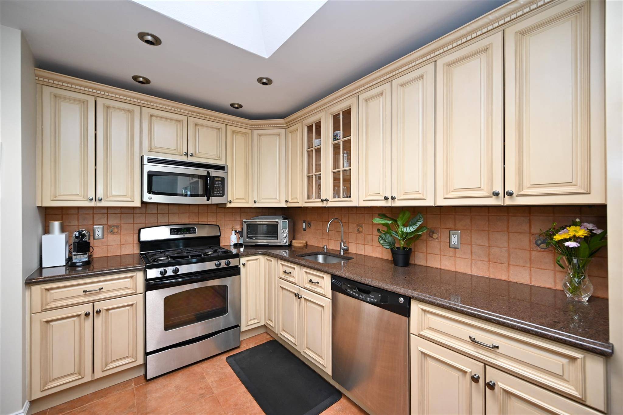 Bayside, NY 11360,206-05 Emily RD #6U