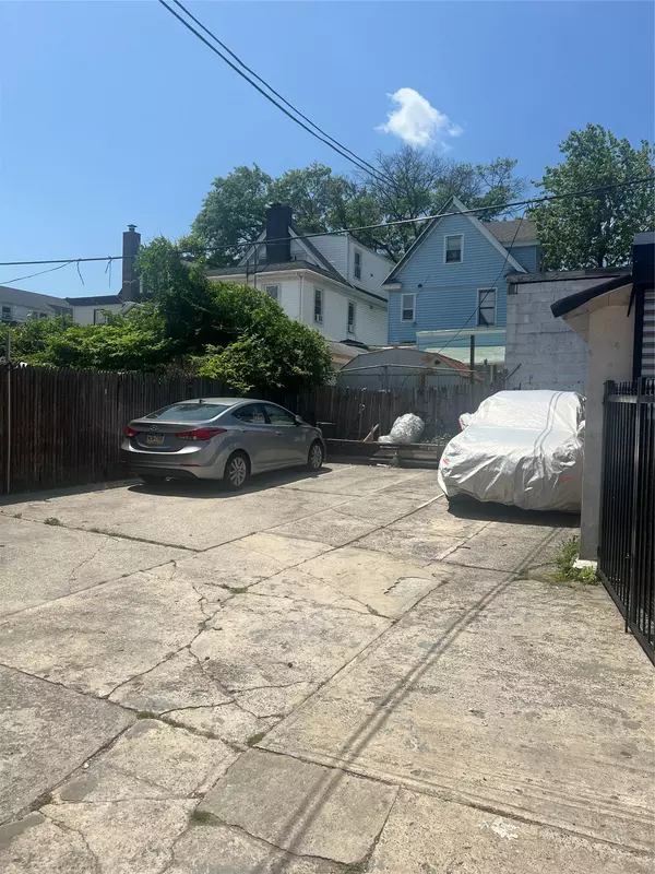 Corona, NY 11368,3758 100th ST