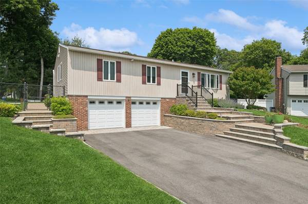 6 Stardom CT, Saint James, NY 11780