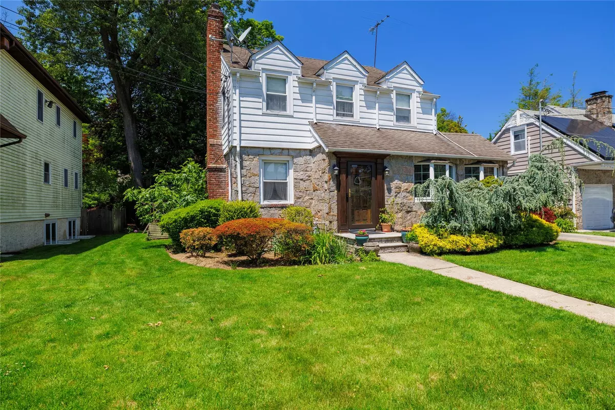 Malverne, NY 11565,17 Adair CT