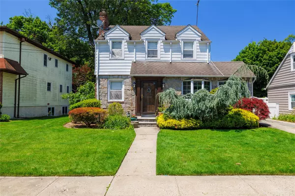 Malverne, NY 11565,17 Adair CT