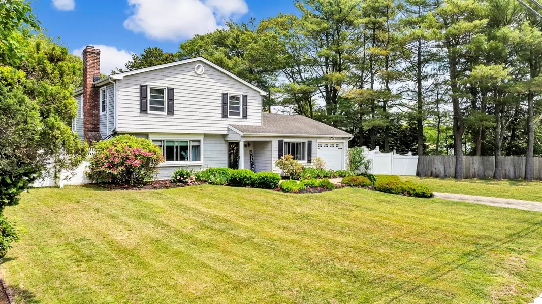 965 Old Town RD, Coram, NY 11727