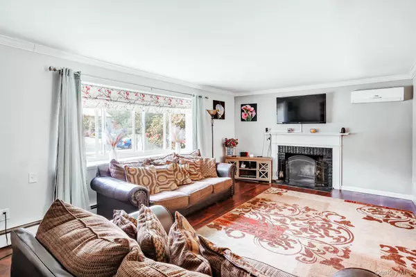 Coram, NY 11727,965 Old Town RD