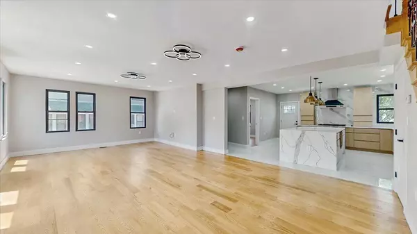 Jamaica, NY 11432,150-11 84th DR