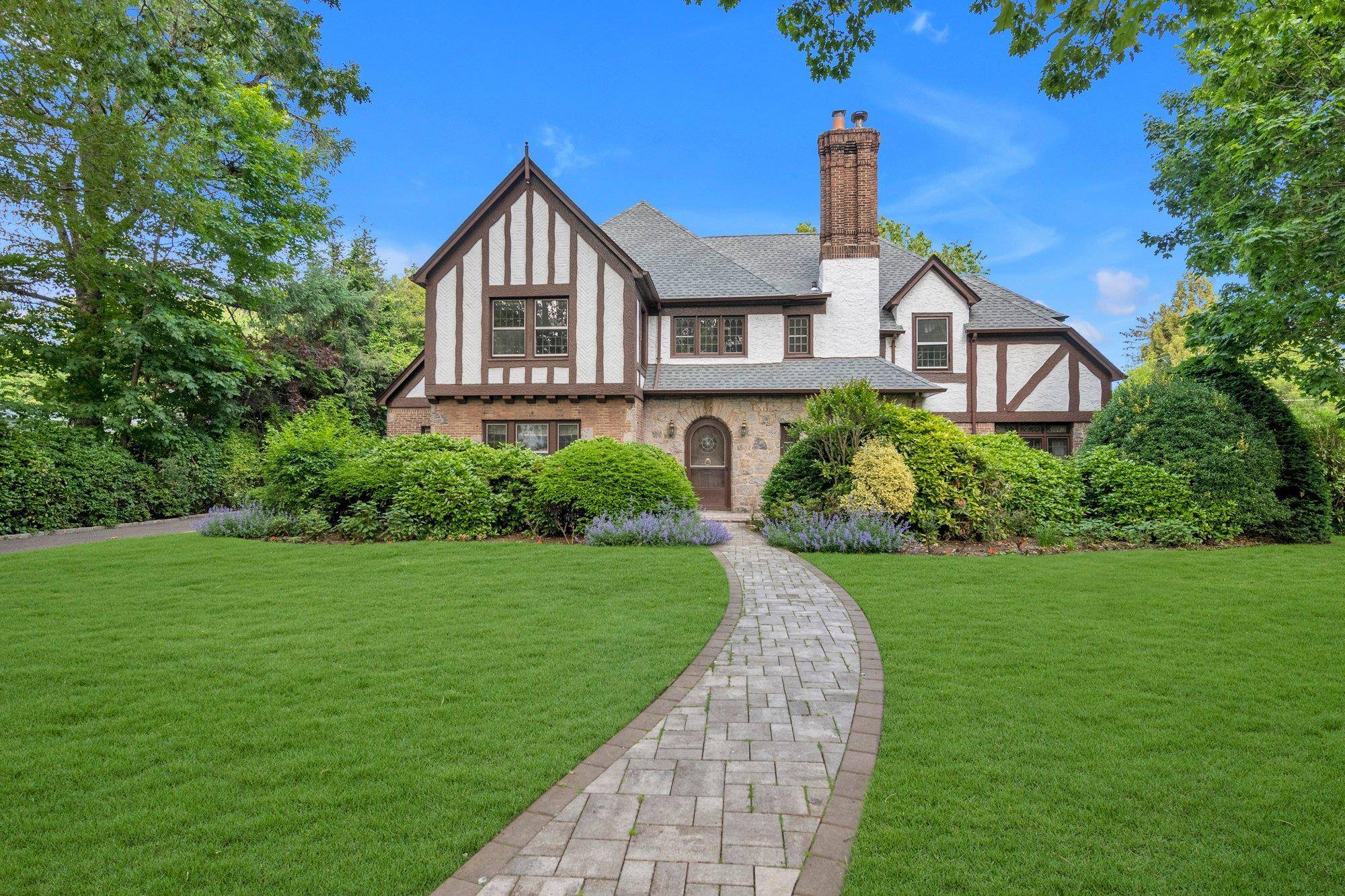 77 Hampton RD, Garden City, NY 11530