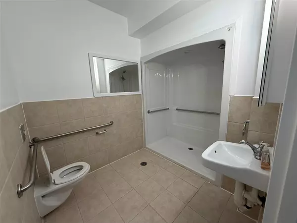 Bay Shore, NY 11706,94 4th AVE #107