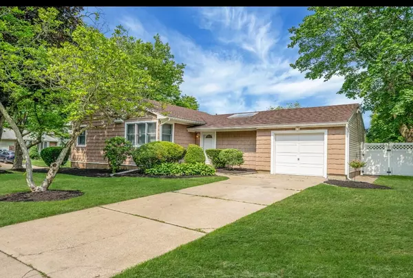 1 Leeward LN, Commack, NY 11725