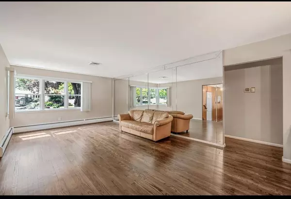 Commack, NY 11725,1 Leeward LN