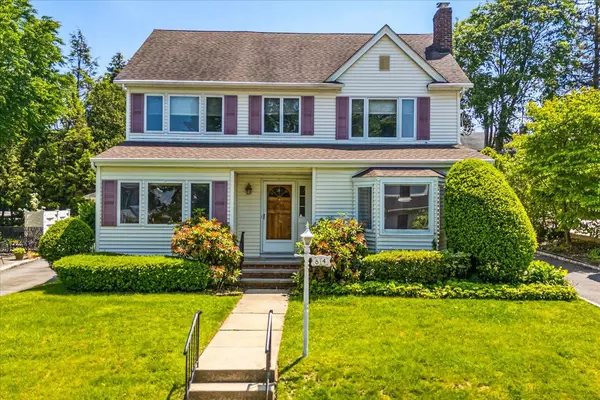 84 Hillcrest AVE, Manhasset, NY 11030