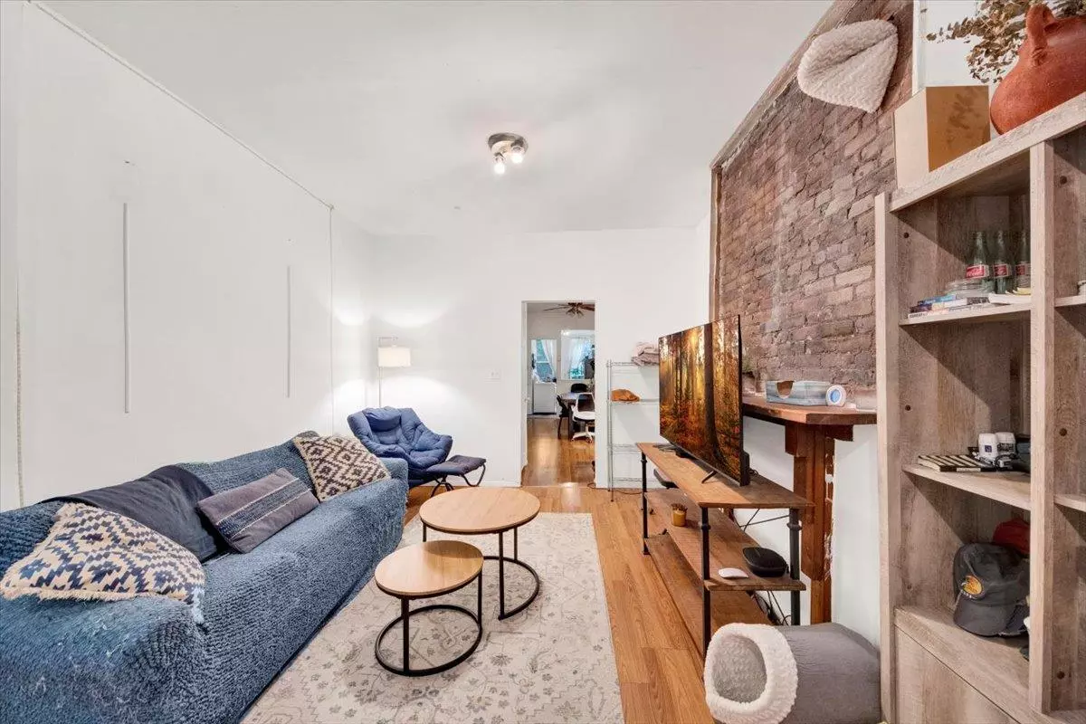 New York (manhattan), NY 10009,616 E 9th ST #2W