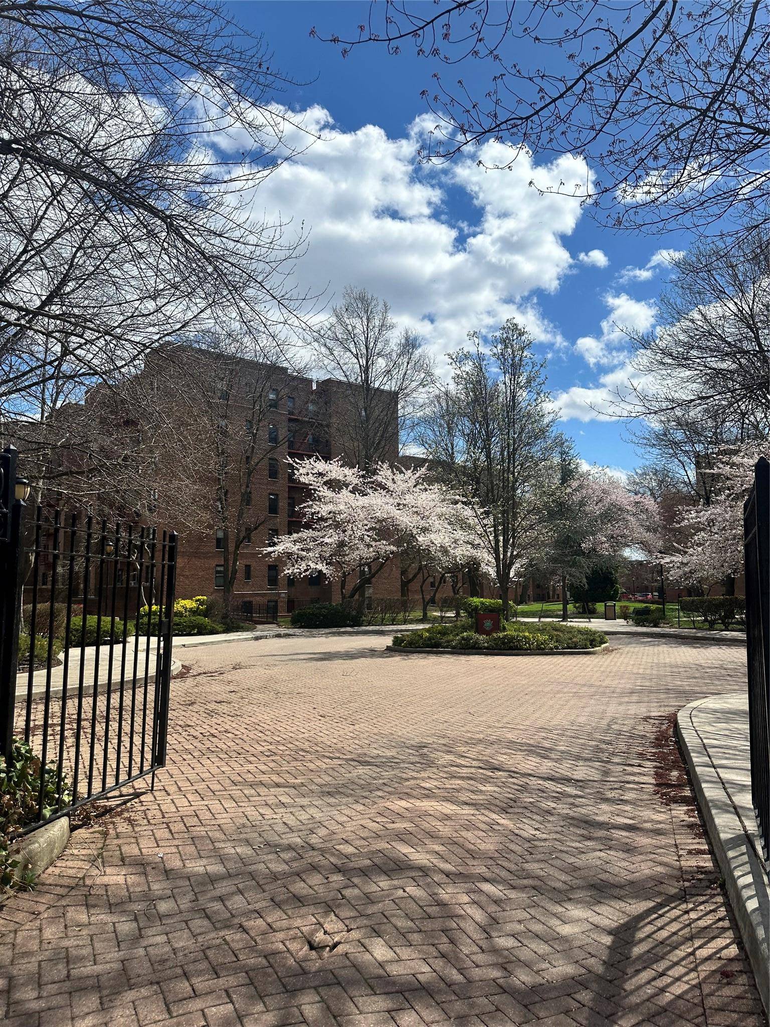 Kew Garden Hills, NY 11367,150-40 71 AVE #2F