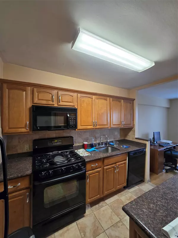 Howard Beach, NY 11414,84-29 155th Ave #6J