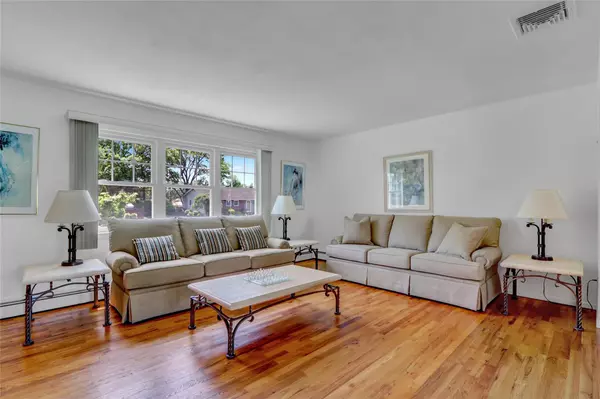 Holbrook, NY 11741,275 Kerry ST