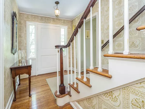 Port Washington, NY 11050,22 Beverly RD
