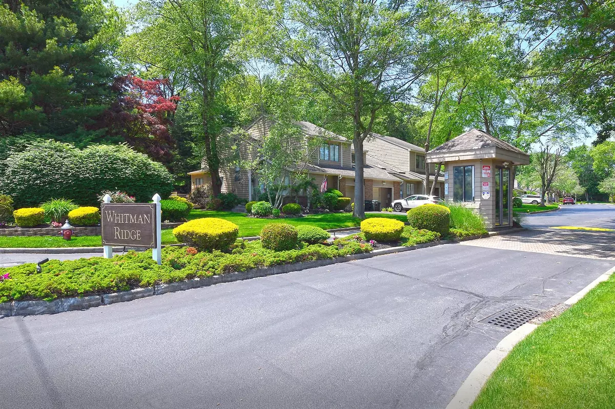 Melville, NY 11747,8 Whitman Ridge DR