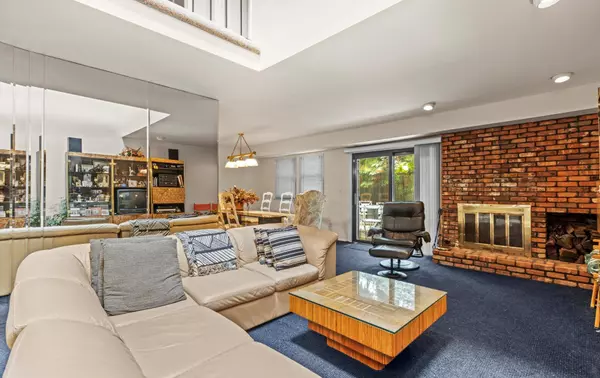 Woodbury, NY 11797,24 Hampton CT