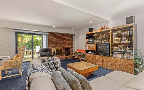 Woodbury, NY 11797,24 Hampton CT