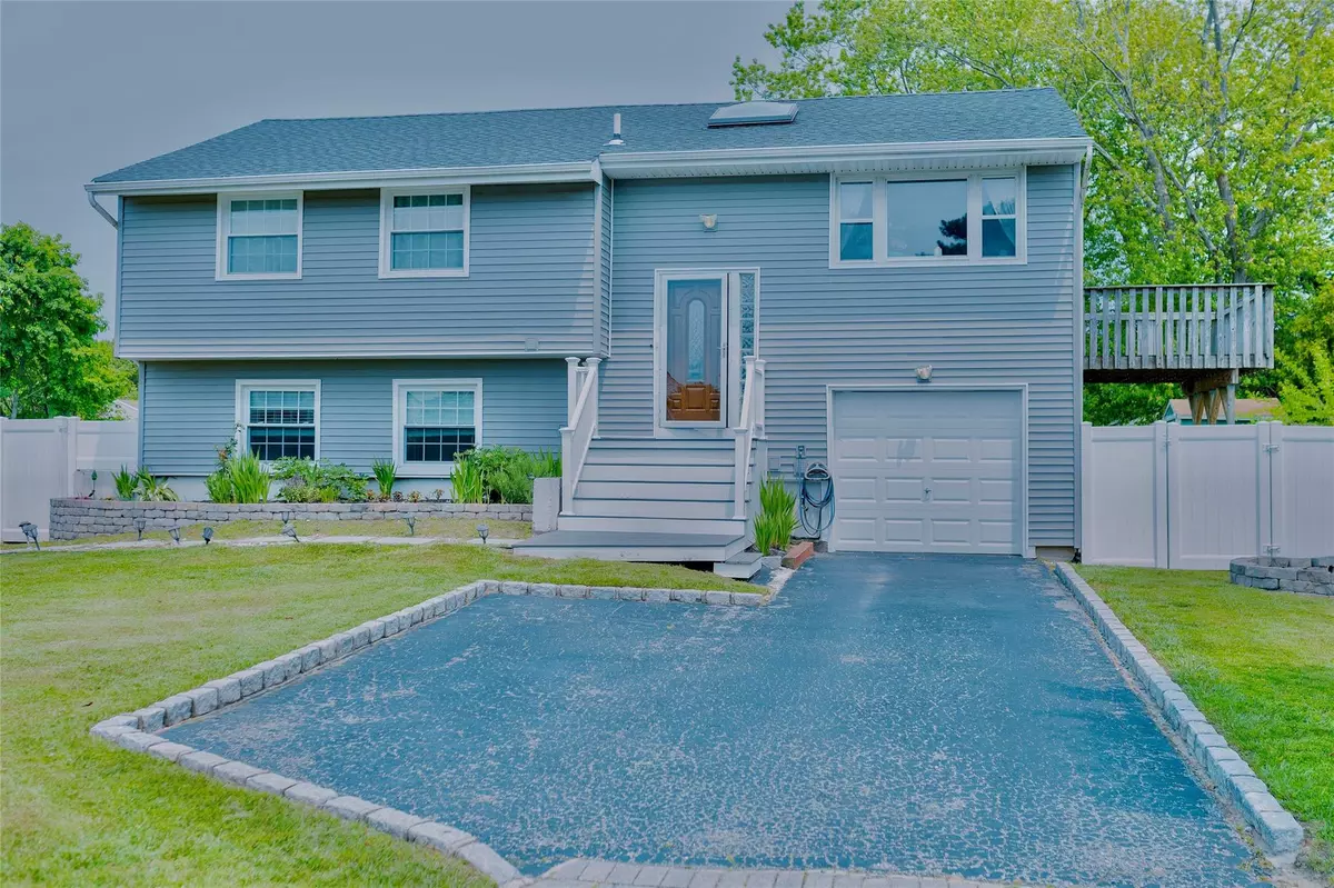 Medford, NY 11763,3 Cobb LN