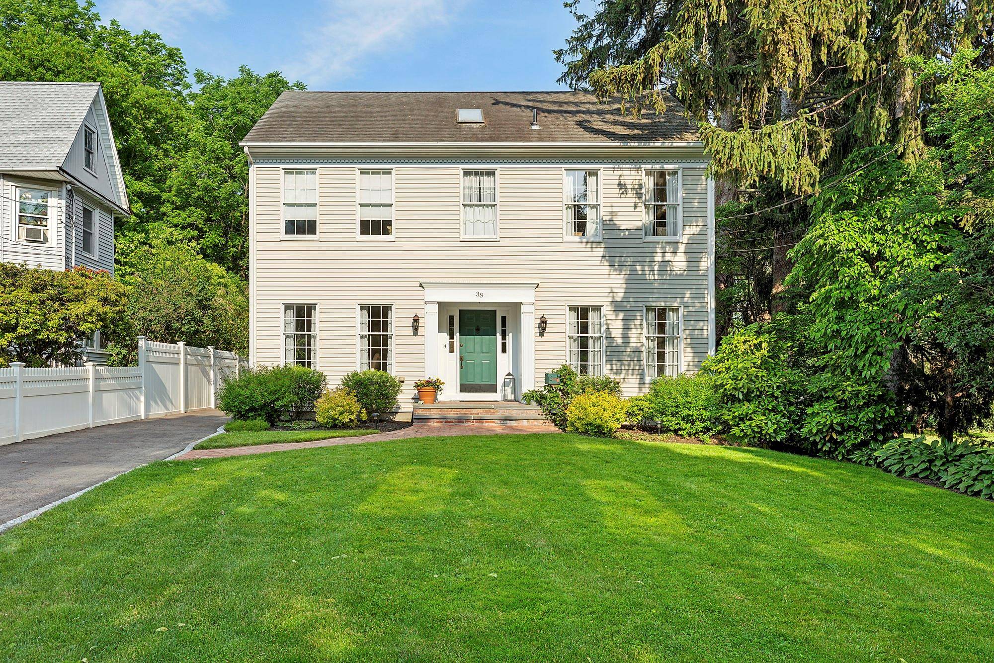 38 Maple AVE, Northport, NY 11768
