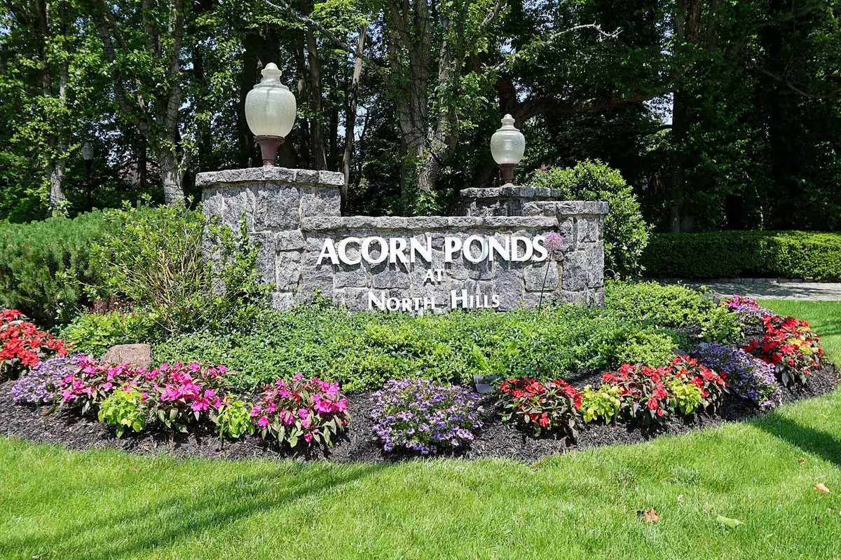 Roslyn, NY 11576,41 Acorn Ponds DR