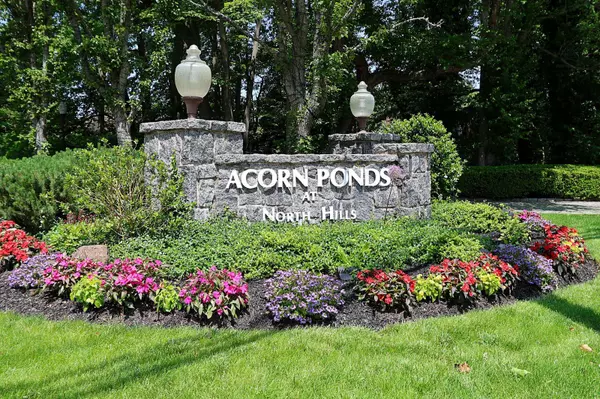 41 Acorn Ponds DR,  Roslyn,  NY 11576