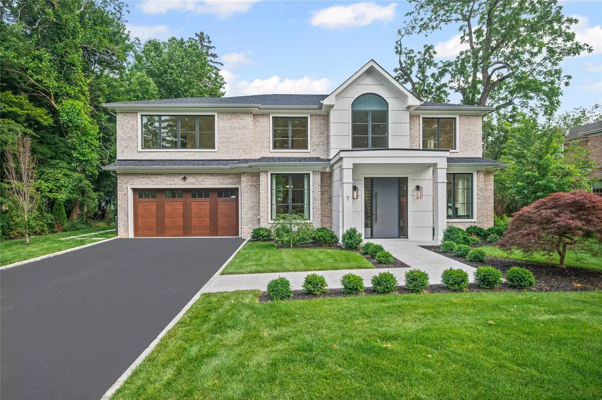 Great Neck, NY 11021,7 Mirrielees RD