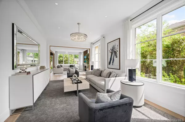 Great Neck, NY 11021,7 Mirrielees RD