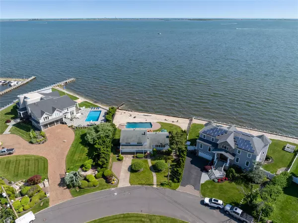 West Islip, NY 11795,167 Secatogue LN