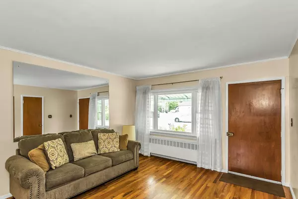 North Babylon, NY 11703,57 Cherubina LN
