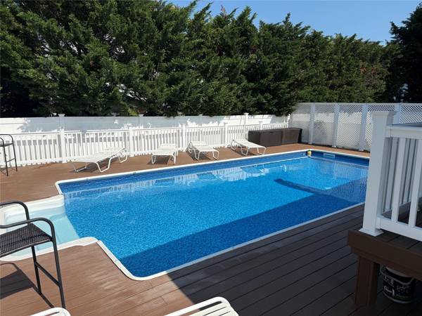 Wantagh, NY 11793,2511 Riverside DR