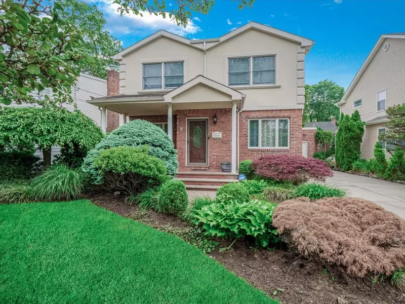 18 Ashland AVE, New Hyde Park, NY 11040