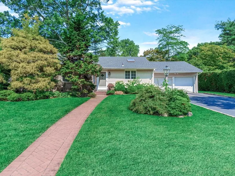 12 Pine DR, Roslyn, NY 11576